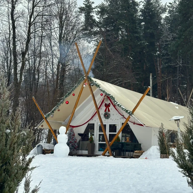 Weekend de iarnă la glamping: experiența cozy de la Glamping Piniale